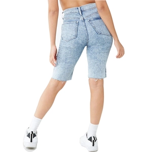 Short cycliste en jean bleu clair moulant pour femme montrant la coupe et les poches