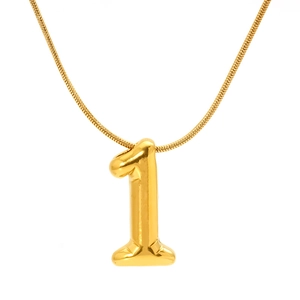 Pendentif doré chiffre 1 élégant avec chaîne serpent sur fond blanc minimaliste