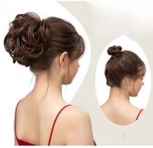 Détail du postiche chignon brun ébouriffé montrant le volume avant et après application