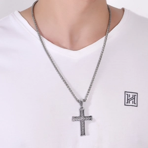 Pendentif croix vintage en acier inoxydable avec gravure texturée diagonale pour homme