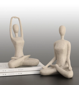 Dettaglio di sculture yoga in arenaria nordica con trama e finitura in arte astratta