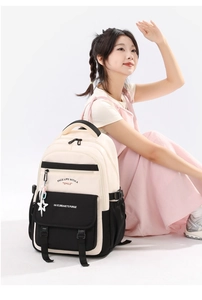 Détail du sac à dos étanche crème avec garniture noire et accessoire étoile blanche