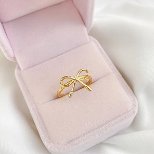 Bague élégante en forme de nœud doré pour femmes avec design évidé et anneau ouvert