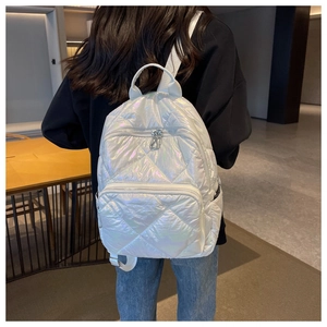 Detailansicht eines weißen holografischen Rucksacks mit doppelten Reißverschlusstaschen am Model