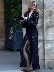 Elegante abito lungo in pizzo nero con scollo a V e maniche a campana in stile urbano