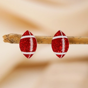 Boucles d'oreilles football américain rouge pailleté sur une branche en bois naturel