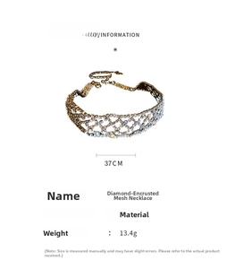 Détail du collier choker en strass montrant la longueur de 37 cm et l'alliage brillant