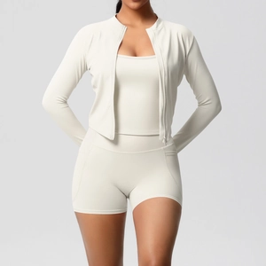 Ensemble de sport 3 pièces avec veste zippée, brassière et short taille haute blanc crème