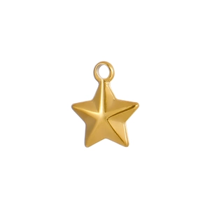 Vue macro détaillée d'un pendentif étoile dorée polie avec finition métallique et anneau