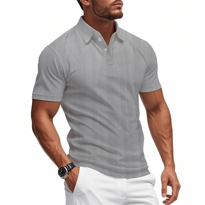 Gros plan sur le polo gris à manches courtes montrant la texture respirante à rayures