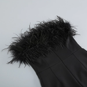 Gros plan détaillé de plumes d'autruche noires sur une robe de soirée bustier élégante