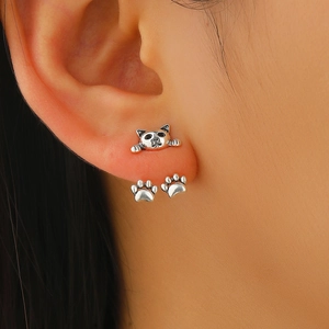 Pendientes minimalistas de gato en plata S925 con un diseño de gato que trepa