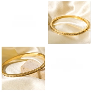 Dettaglio del bracciale in acciaio inossidabile dorato 18k con zirconi quadrati incastonati