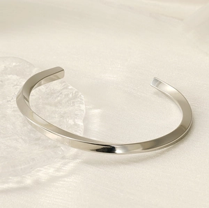 Vue détaillée du bracelet en métal argenté torsadé avec finition polie et ouverture