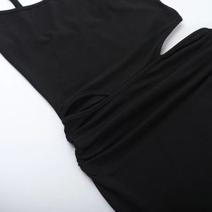 Détail de la robe noire avec découpe à la taille et textures de tissu plissé froncé chic
