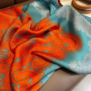 Écharpe classique en soie pour femme avec motif floral bleu et orange et dentelle
