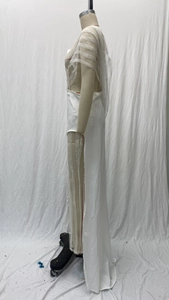 Détail d'une robe de soirée blanche avec corsage perlé et jupe fendue élégante