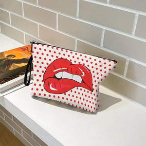 Trousse de maquillage à pois avec imprimé lèvres, fermeture éclair noire et dragonne