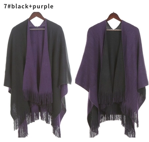 Scialle reversibile in maglia nero e viola con nappe e design a doppio colore