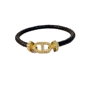 Bracciale in pelle nera intrecciata con fibbia a naso di maiale dorata e cristalli