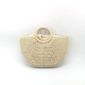 Detail der halbmondförmigen Strohtasche mit rundem Griff und natürlicher Webstruktur