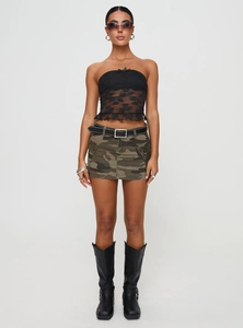 Détail d'une mini-jupe camouflage avec top en dentelle noire et ceinture en cuir