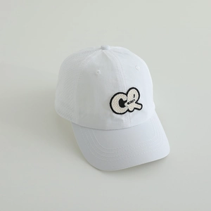 Détail de la casquette de baseball blanche à séchage rapide avec perforations laser et broderie CR