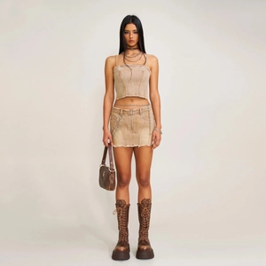 Ensemble haut court et mini-jupe en jean kaki rétro avec finition usée et bottes