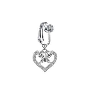 Vue détaillée du bijou à clip en forme de cœur avec pendentif papillon et zircons blancs