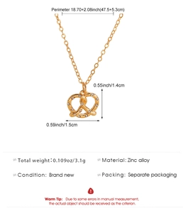 Dettaglio della collana con ciondolo a pretzel dorato con zirconi e misure indicate