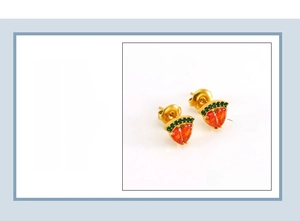 Détail de la boucle d'oreille pastèque 7mm avec zircone et acier plaqué or 18 carats