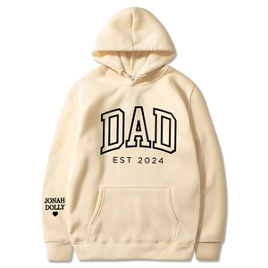 Sweat à capuche abricot avec imprimé DAD EST 2024 et broderie cœur sur la manche