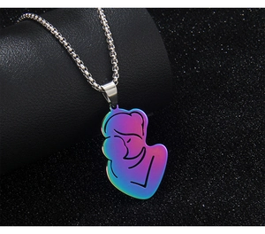 Makroaufnahme eines regenbogenfarbenen Mutter-Silhouette-Anhängers mit silberner Halskette