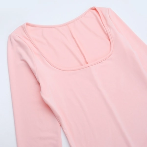 Gros plan sur l'encolure en U et les coutures détaillées d'une robe rose à manches