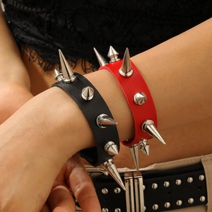 Punk-Lederarmbänder mit silbernen Spikes und Nieten in Rot und Schwarz