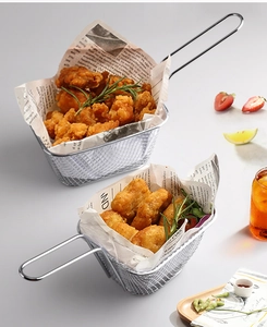 Détail de paniers à frire carrés et rectangulaires en acier inoxydable pour servir des snacks