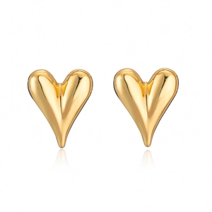 Pendientes de botón de corazón chapados en oro minimalistas con acabado pulido en fondo blanco