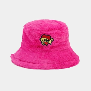 Détail du bob en fausse fourrure rose vif avec broderie cœur LOVE de style rétro chic