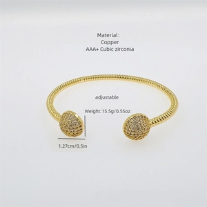 Vista macro del bracciale in rame placcato oro 18K con fascia a spirale e zirconi cubici
