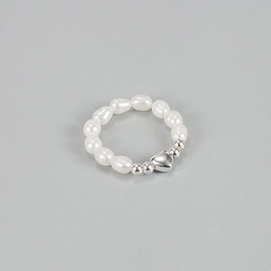 Elegant baroque pearl stretch ring with a silver heart charm for women's fashion jewelry