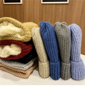 Dettaglio della spessa fodera in pile e delle trame a maglia in vari colori