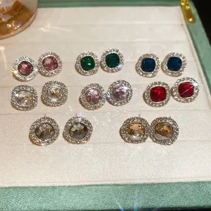 Elegantes Set mit 8 geometrischen quadratischen Kristallohrsteckern in verschiedenen Farben
