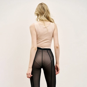 Détail du legging en tulle transparent taille haute avec effet galbant et fessier