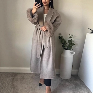Manteau long en laine style britannique avec poignets en fourrure et ceinture nouée