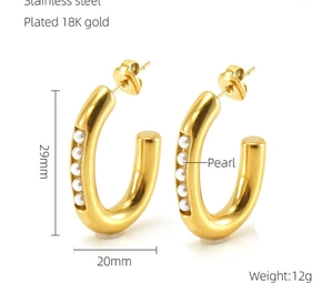 Dettaglio orecchini a U in acciaio inossidabile placcato oro 18K con perle e dimensioni