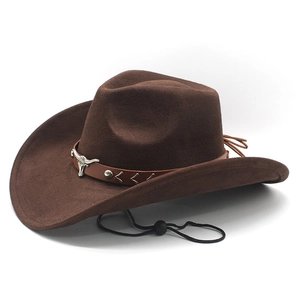 Détail d'un chapeau de cowboy avec bandeau en cuir, boucle tête de taureau et cordon