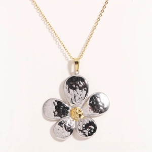 Détail du pendentif en forme de pétale avec texture martelée et finition bicolore