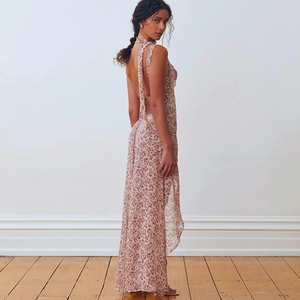 Detailansicht eines rosa geblümten Maxikleides mit rückenfreiem Design und hohem Beinschlitz