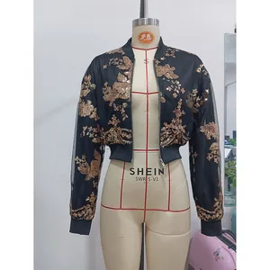 Dettaglio della giacca bomber da donna in rete con ricami floreali di paillettes dorate