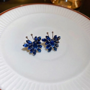 Orecchini a perno a farfalla in argento con zirconi blu e pietre con taglio marquise